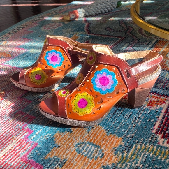 Spring Step Shoes - Fabulous Spring Step L’Artiste Belen open toe sling with mid heel.  Worn once.